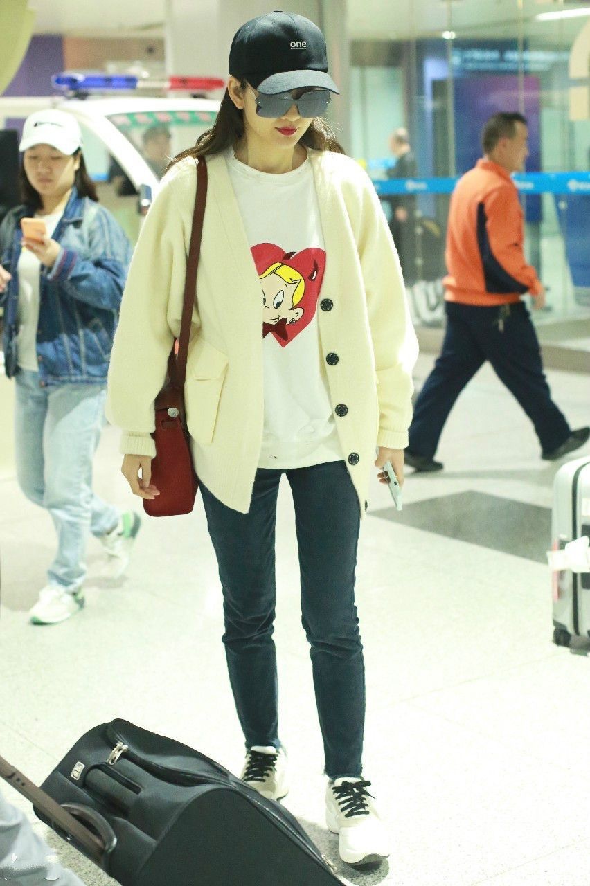 90斤王鸥穿大码风衣机场街拍,网友:衣服都能装下两个你了!