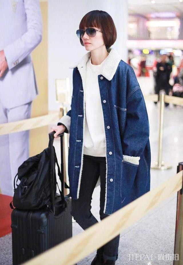 袁泉机场又穿牛仔大衣,这次只是换个内搭,却更减龄也更保暖了