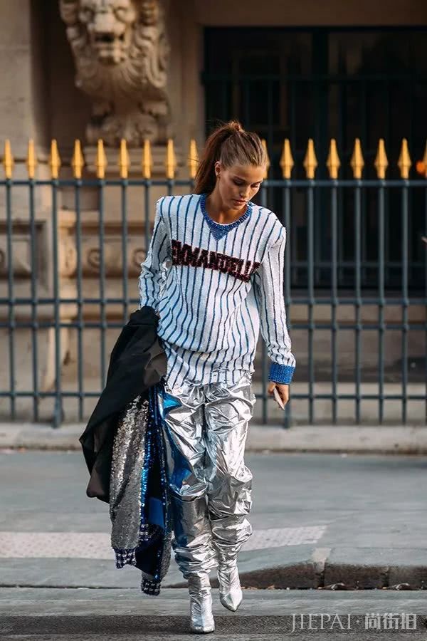 欧美街拍 街头潮人都喜欢上了这款“金银战靴”