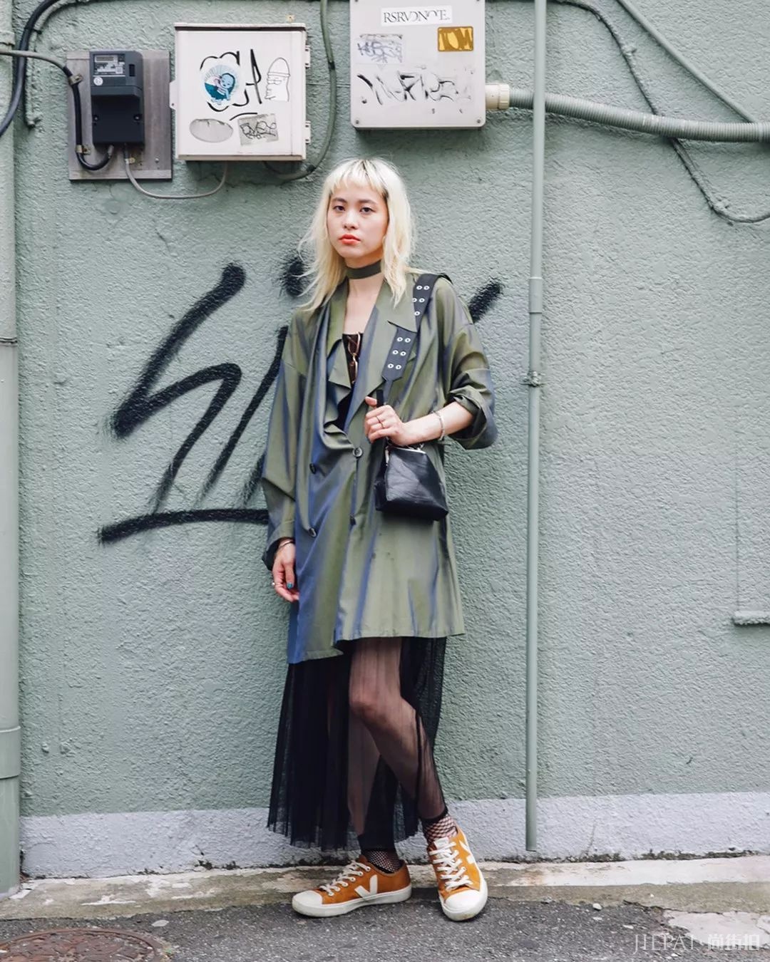 风衣+短裙！学会这几招搭配秋冬照样做腿精！！