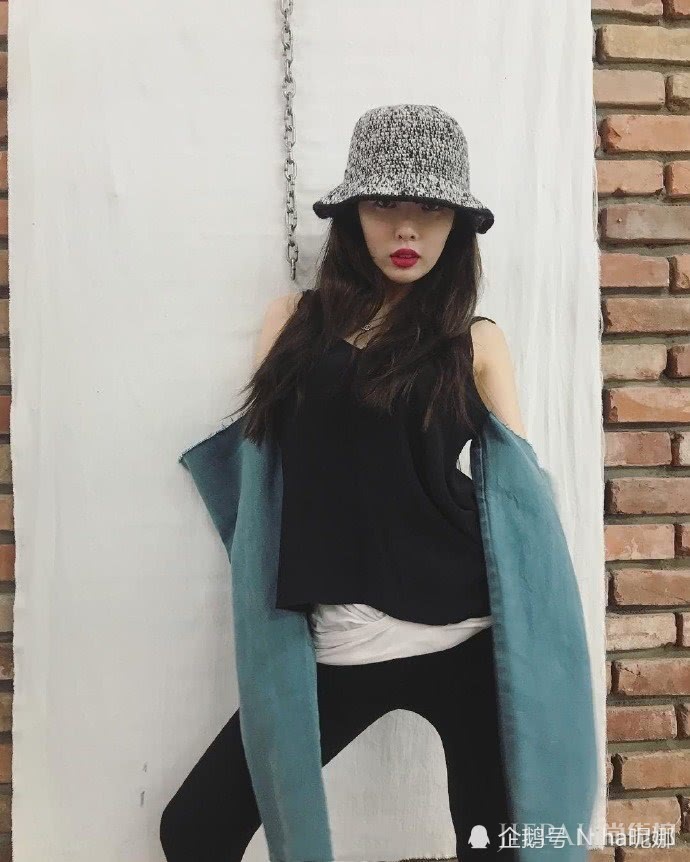 金泫雅晒出一组私服,把裤脚当手套又当腰带,这效果看得头皮发麻