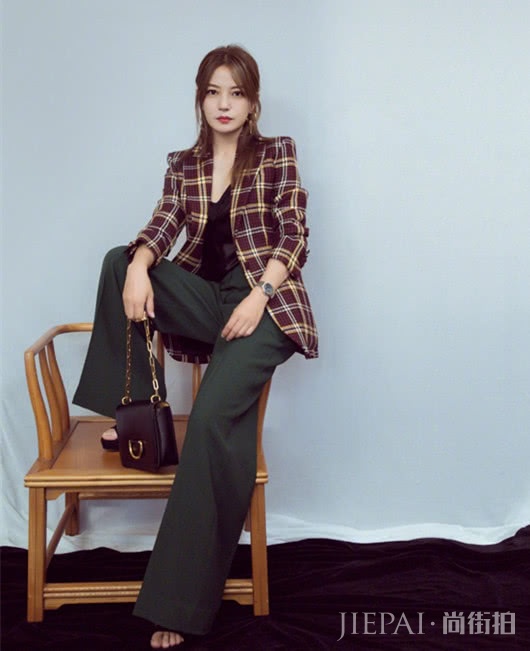 小燕子赵薇减肥成功，重返18岁，越来越会穿衣打扮了