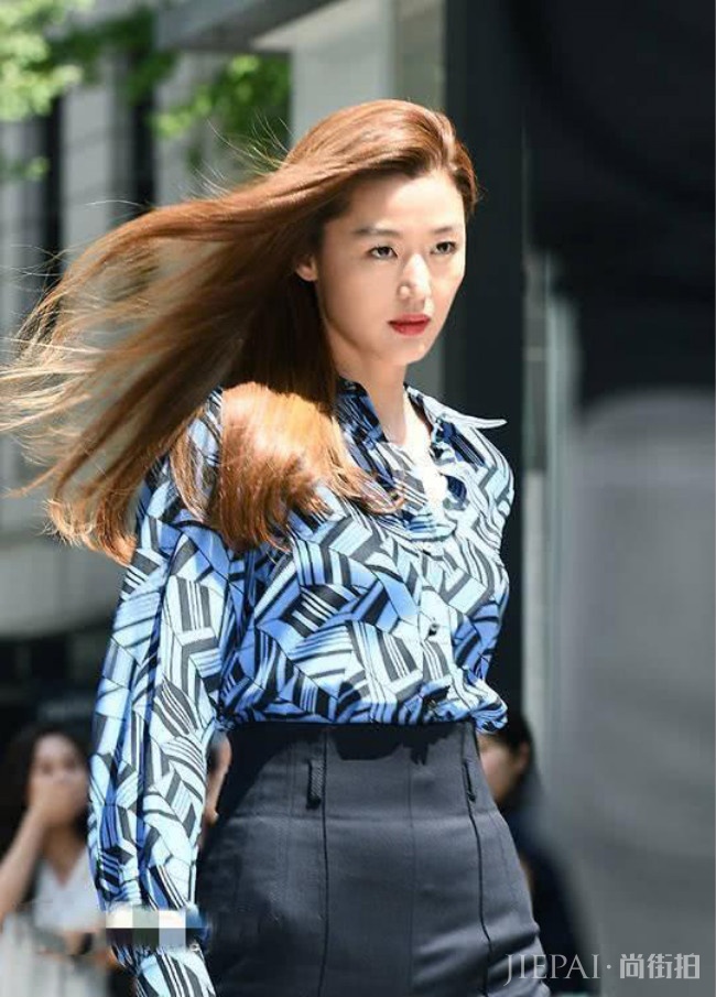 全智贤一袭红色鱼尾裙亮相活动，优雅又霸气，简直是现代版千颂伊