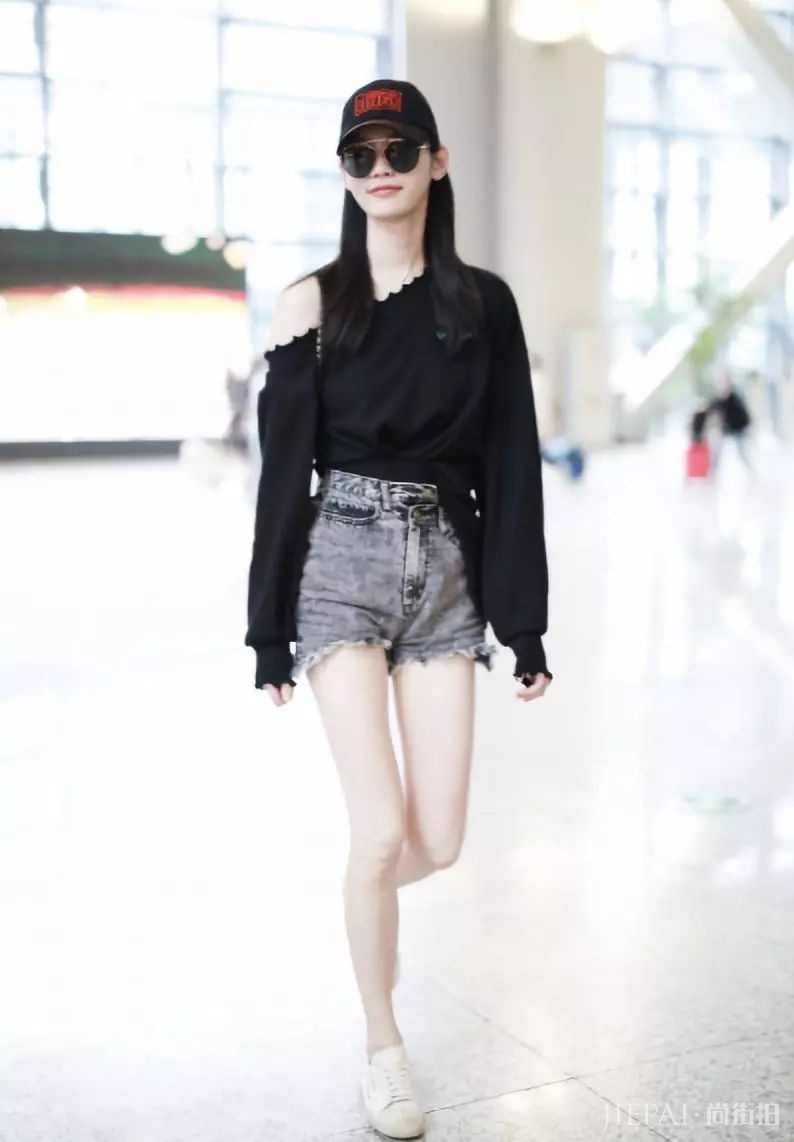 今年冬天流行卫衣+半裙穿火了,这身搭配满分