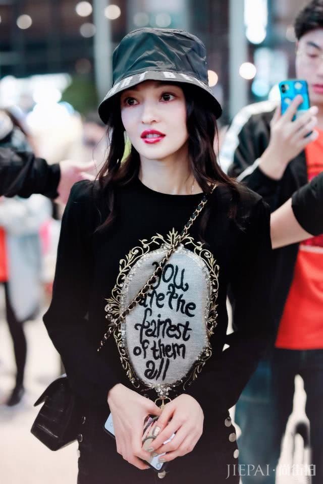 张韶涵T恤搭配小脚裤显高又显瘦,真会穿