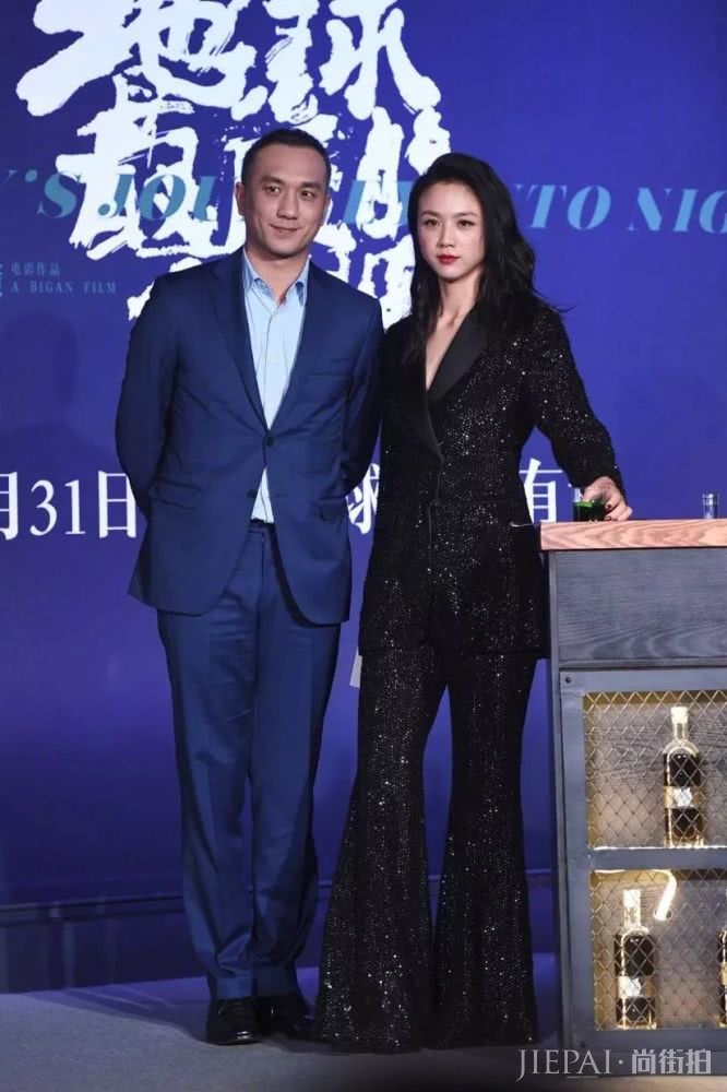 汤唯烈焰红唇配黑发 依然是那个气质女神