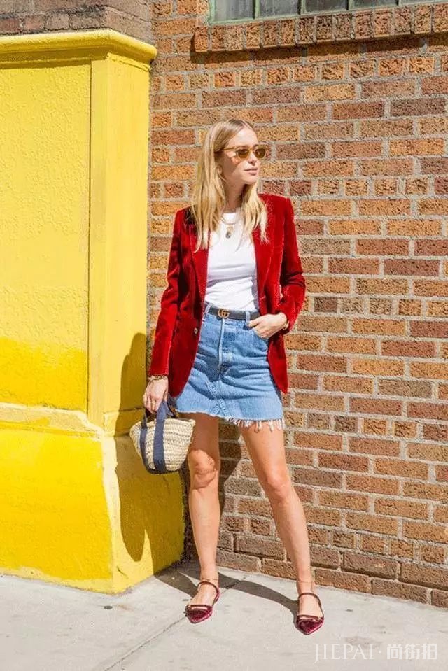 天气渐冷，让我们跟着赵丽颖学习“上厚下薄”穿搭法