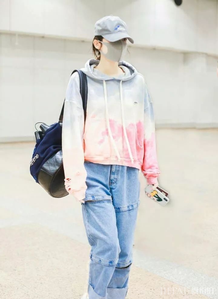 古力娜扎太时髦了，西装里面搭卫衣，意外的很洋气！