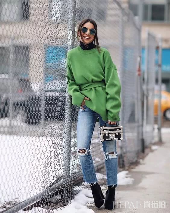 卫衣+牛仔裤=在2018秋冬街拍真的时髦炸了