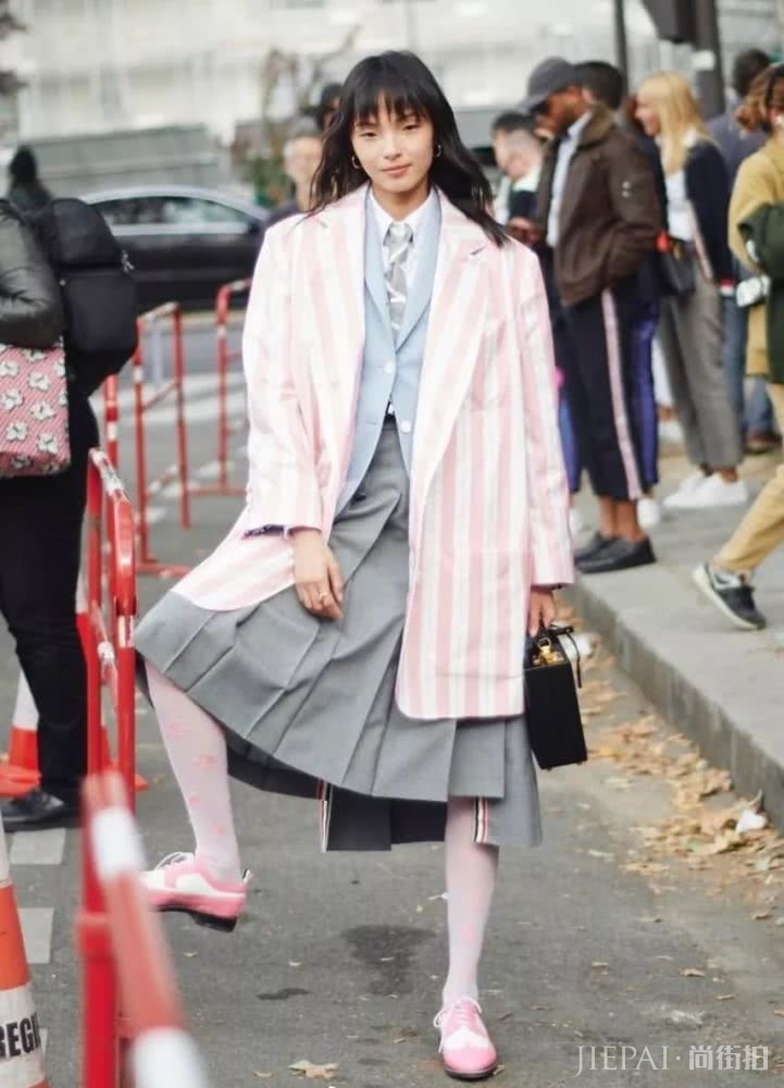 我用外套搭长裙 成为办公室最精致的女孩