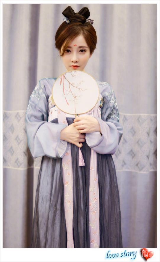 冯提莫穿超短裙不得了,胸以下全是腿,真会搭