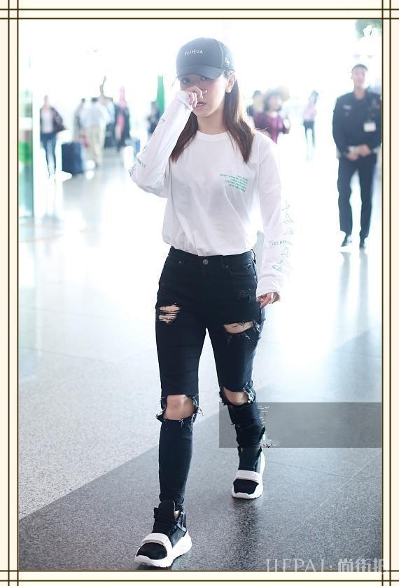 邓紫棋瘦成瓜子脸了？可牛仔裤像被大腿撑破一样，网友：都是假象