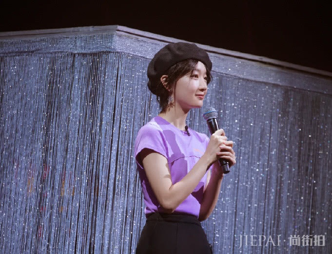 周冬雨穿粉色上衣+黑短裙现身，短发造型俏皮可爱