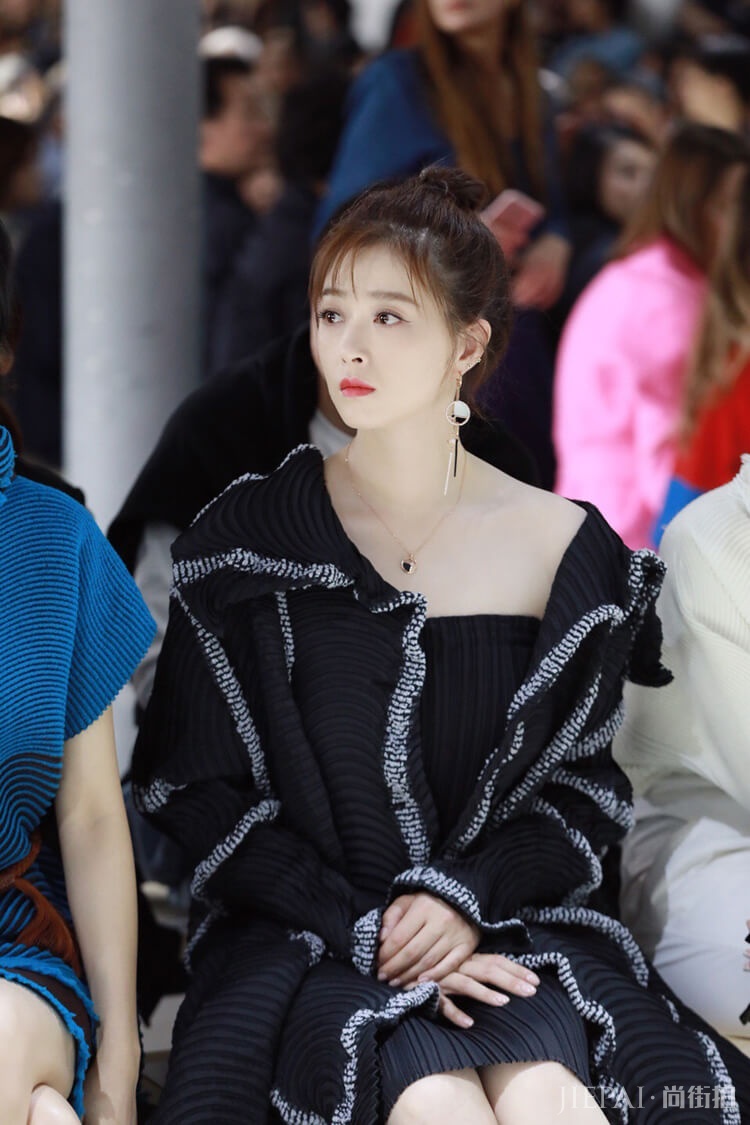 蒋欣助阵巴黎时装周三宅一生秀场简约优雅