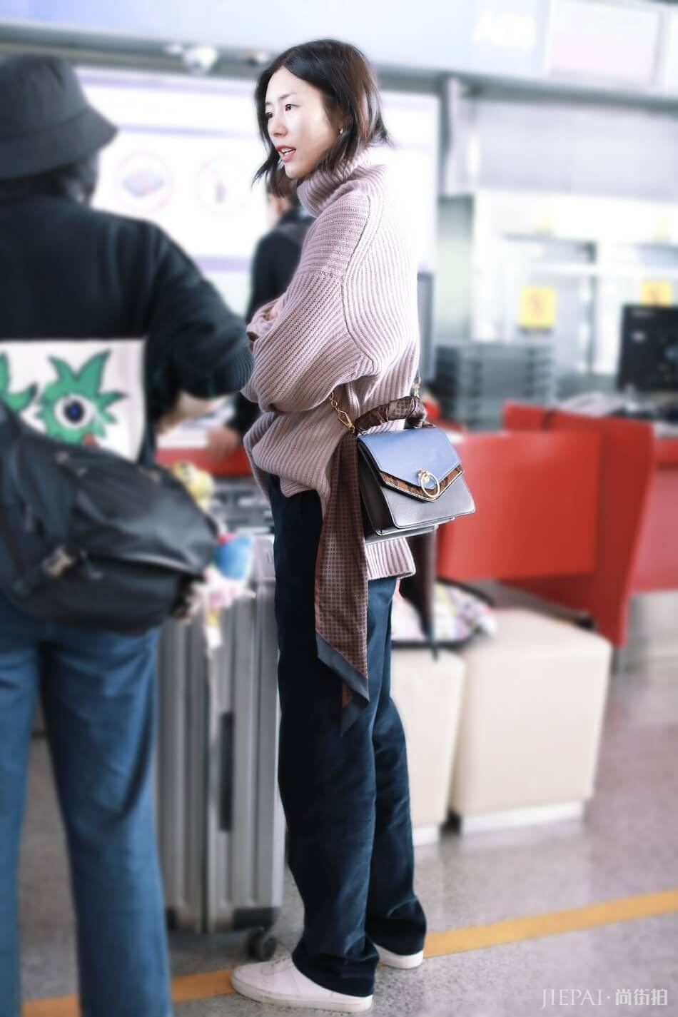刘雯机场街拍 穿浅色毛衣带来独属秋日灵动和自然