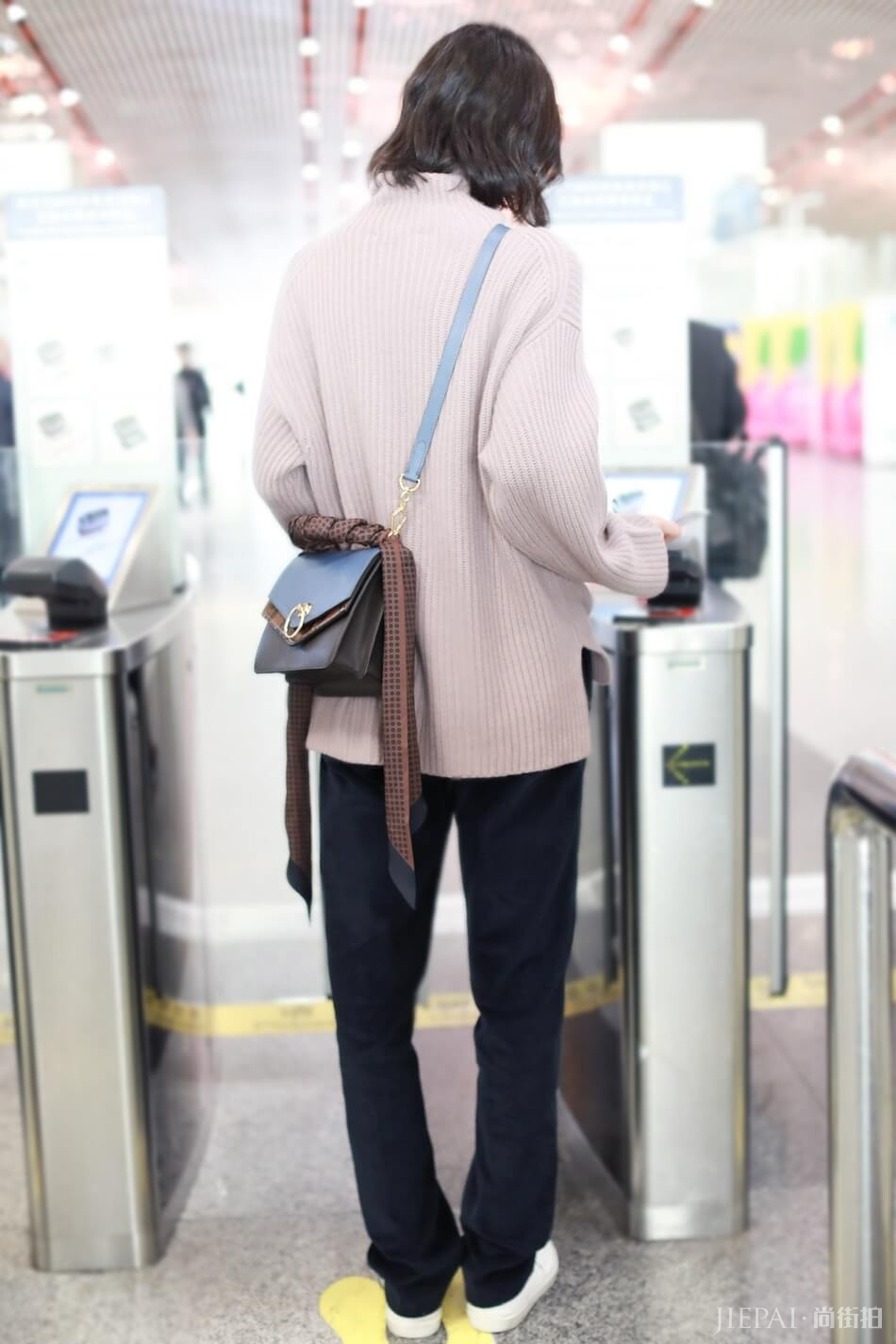 刘雯机场街拍 穿浅色毛衣带来独属秋日灵动和自然