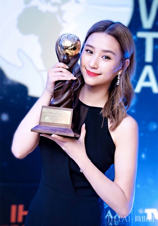 柳岩黑色波点裙亮相《心动的信号》 “恋爱名言”显性感睿智