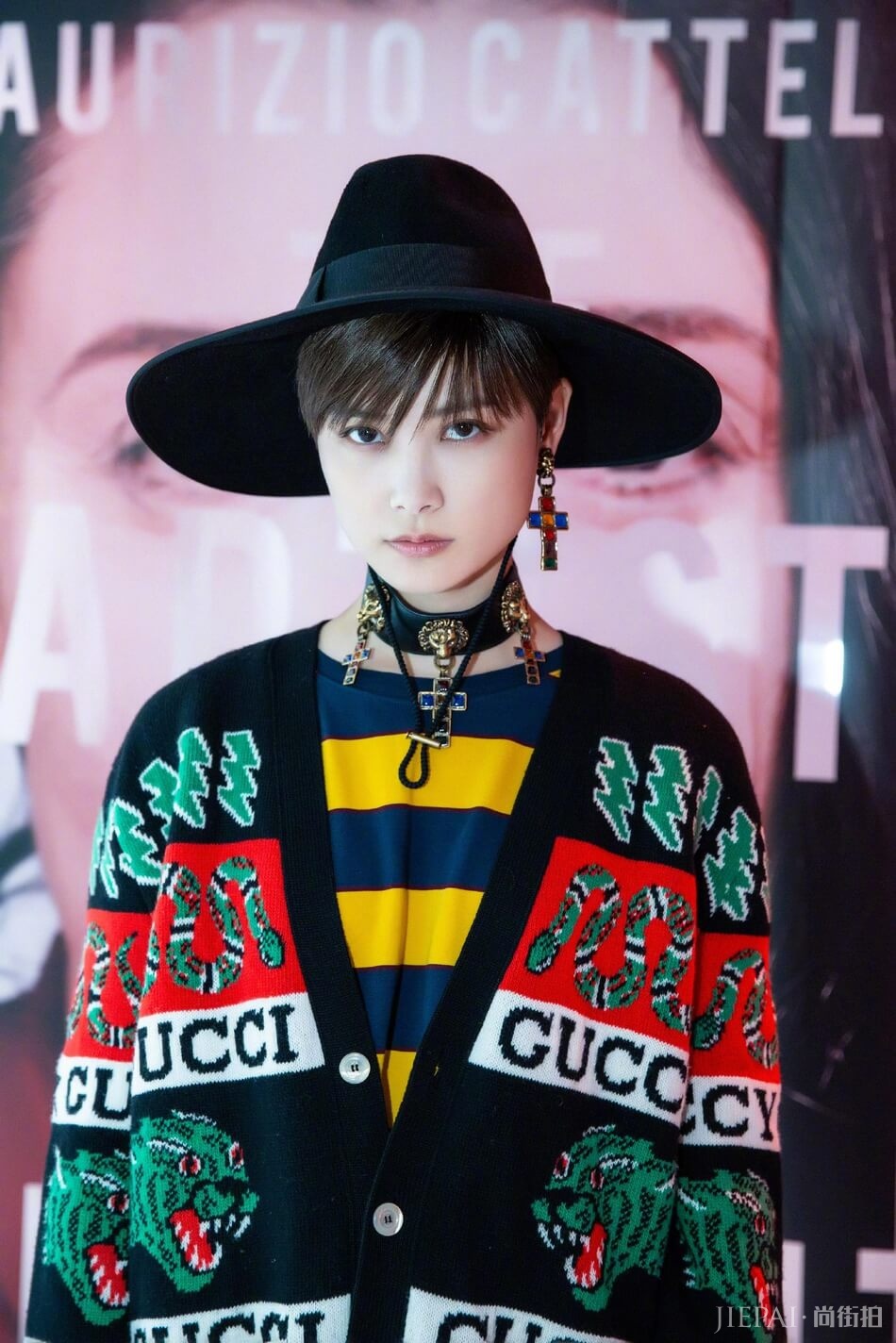 李宇春驾驭多层次民族风混搭 帅气一如既往