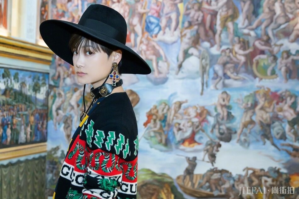 李宇春驾驭多层次民族风混搭 帅气一如既往