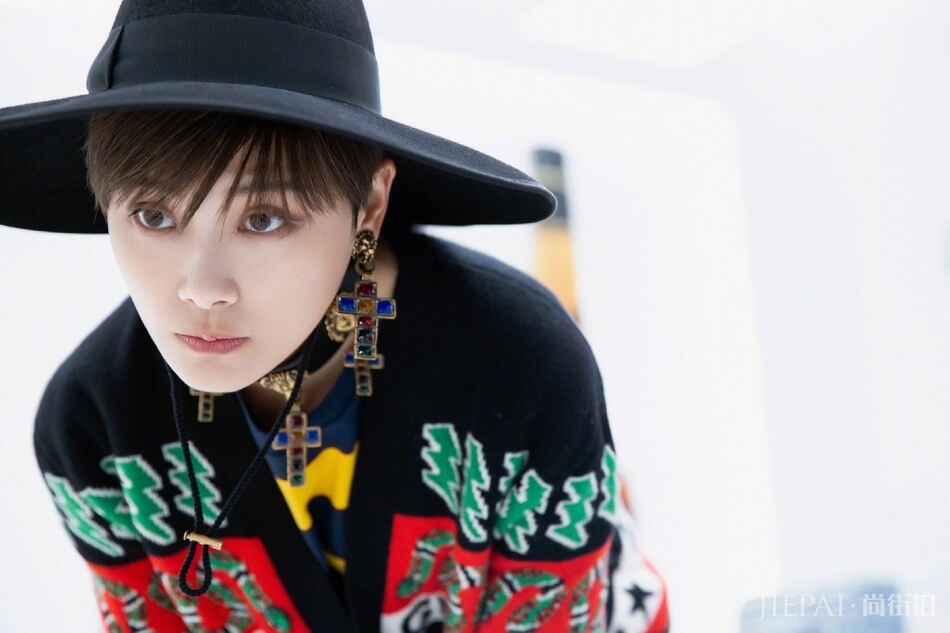 李宇春驾驭多层次民族风混搭 帅气一如既往