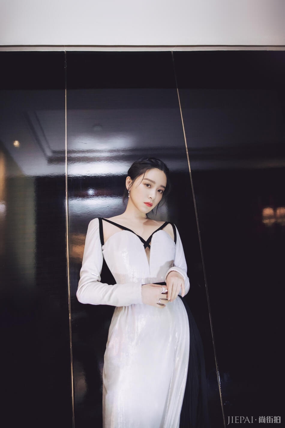 阚清子时尚大片曝光 拼接色长裙曳地尽显迷人身段