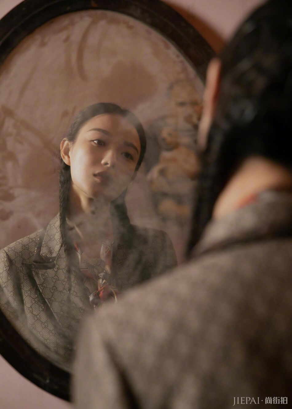 倪妮印花西服配格纹百褶裙 尽显文艺复古风情