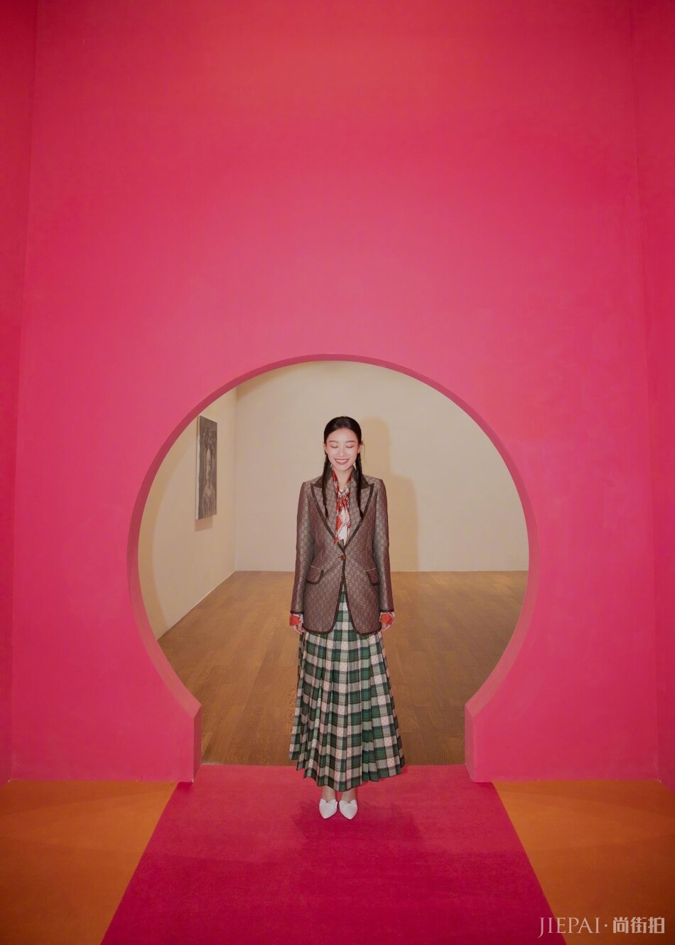 倪妮印花西服配格纹百褶裙 尽显文艺复古风情