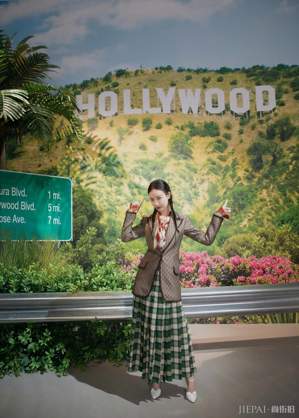 倪妮印花西服配格纹百褶裙 尽显文艺复古风情