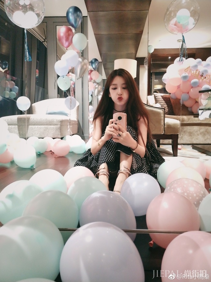 美女解说Rita晒美照 庆粉丝破200万 网友：想抽原味Rita
