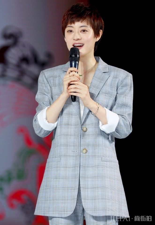 孙俪一改优雅风格,换上了格子西装,却吃了衣服尺寸的哑巴亏
