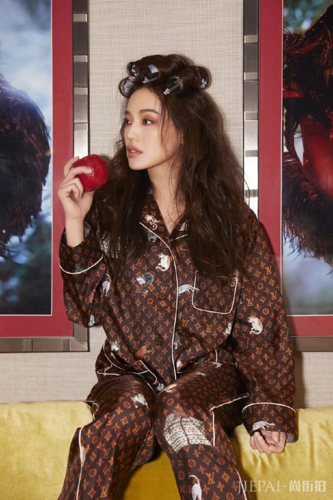 舒淇亮相巴黎时装周，三套造型很出彩，可私服搭配也不赖