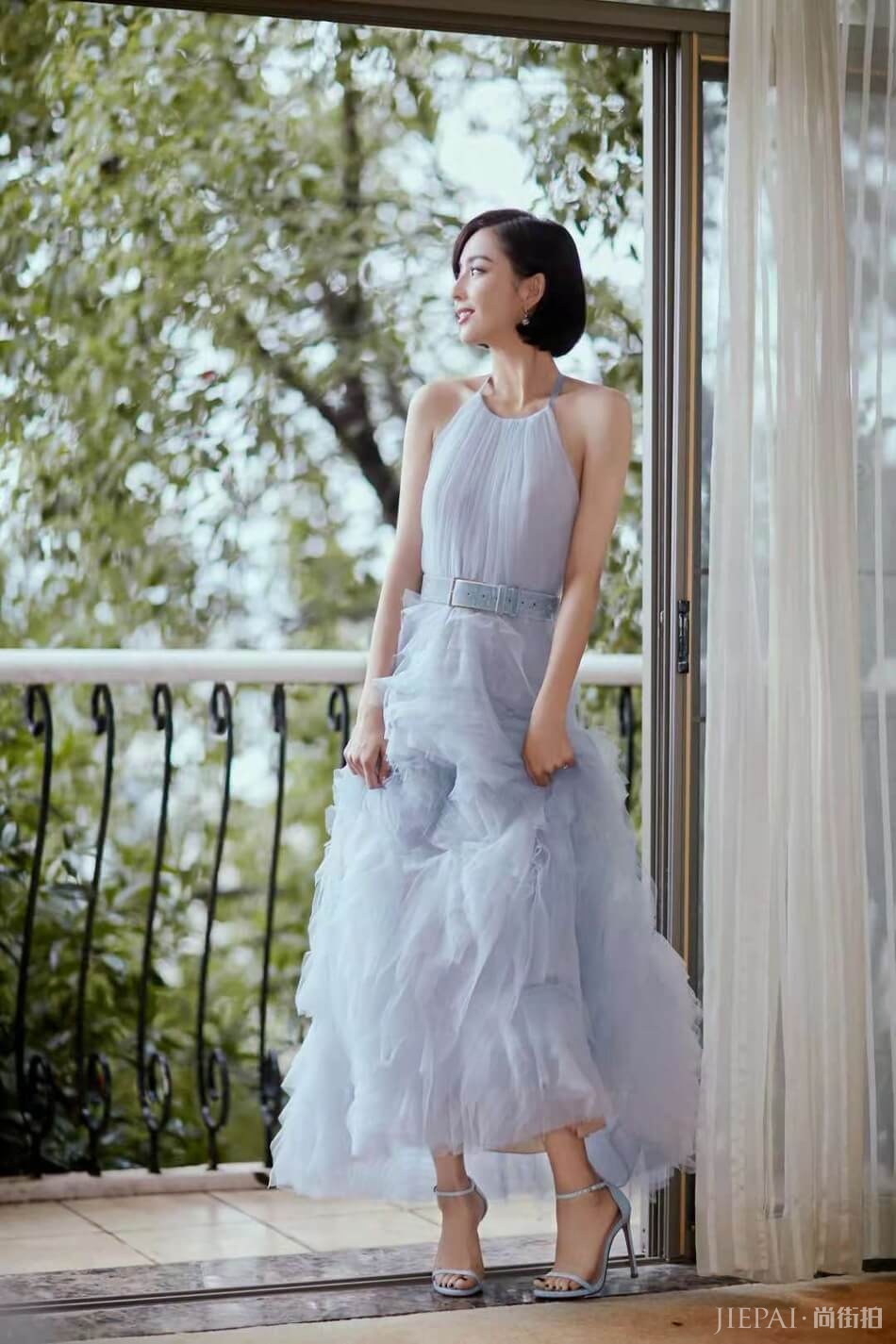 佟丽娅蓝纱长裙出席活动 气质优雅仙气十足