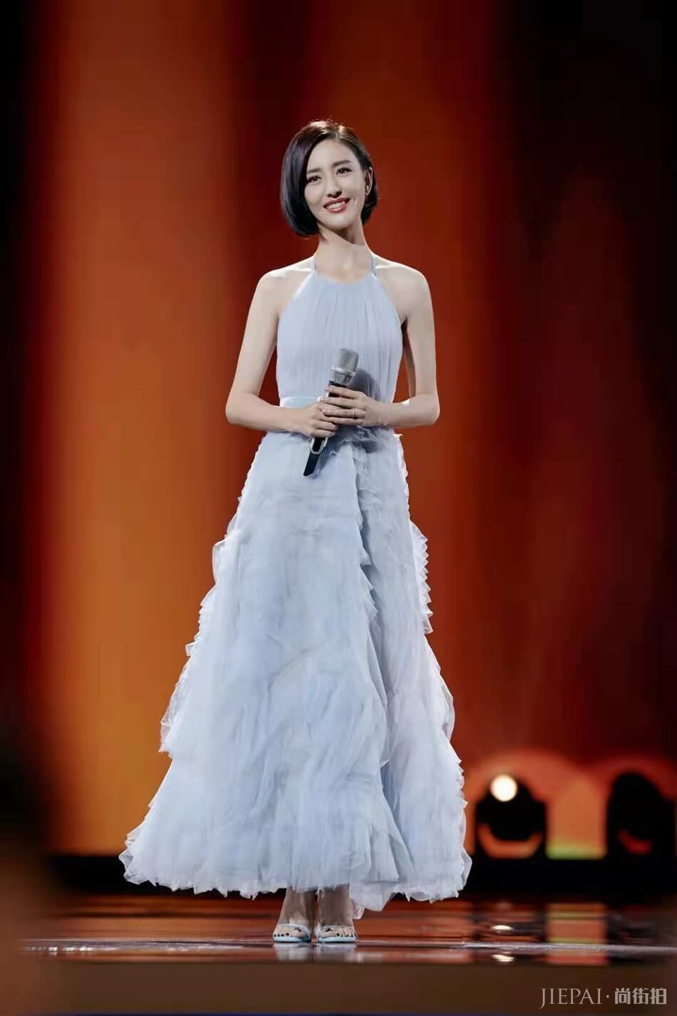 佟丽娅蓝纱长裙出席活动 气质优雅仙气十足