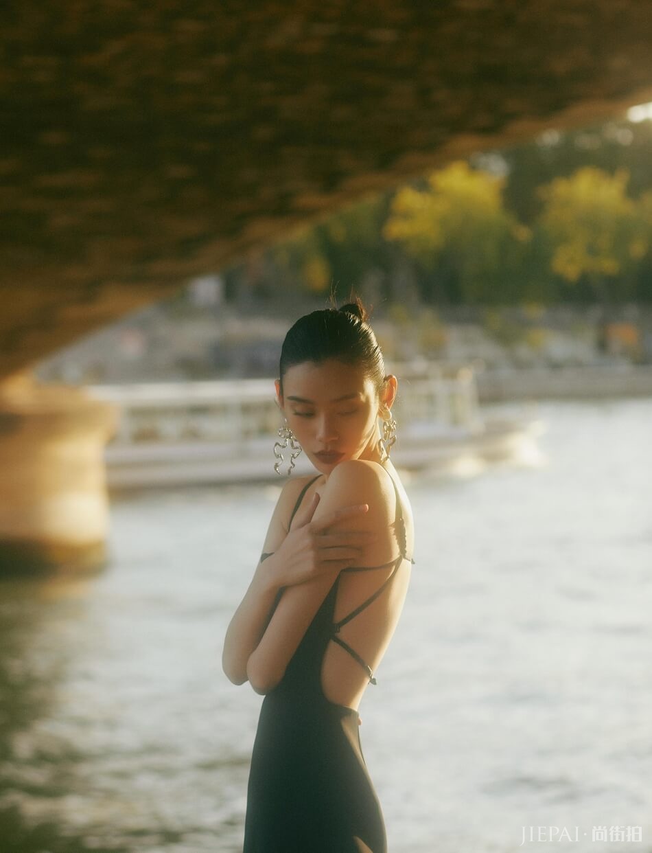 超模奚梦瑶塞纳河畔大片曝光 大秀美背骨感迷人