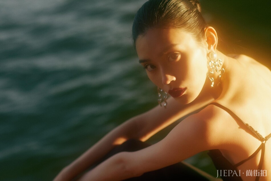 超模奚梦瑶塞纳河畔大片曝光 大秀美背骨感迷人