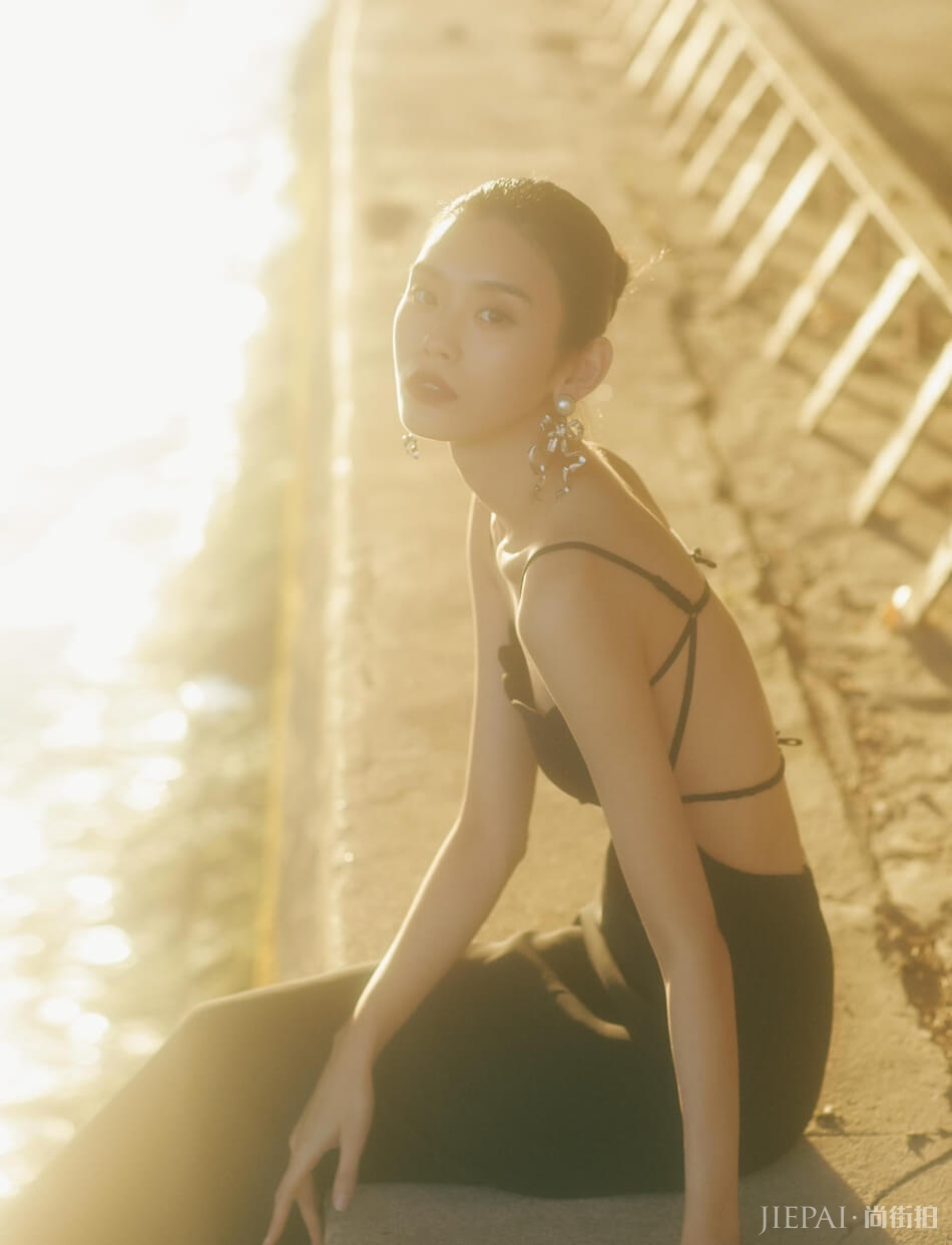 超模奚梦瑶塞纳河畔大片曝光 大秀美背骨感迷人