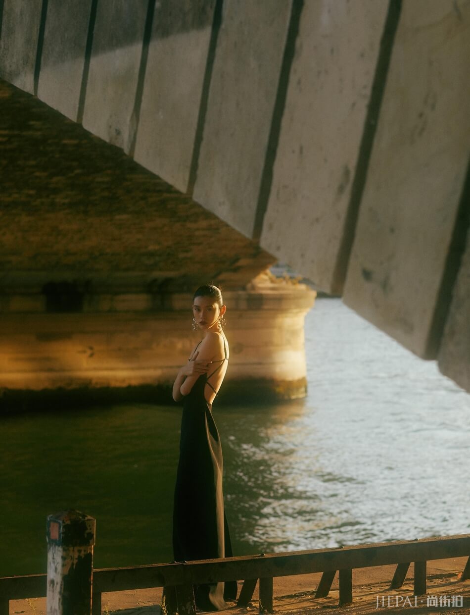 超模奚梦瑶塞纳河畔大片曝光 大秀美背骨感迷人
