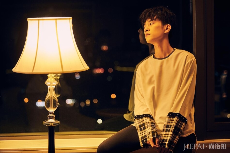 易烊千玺新mv花絮图放出 重现千玺童年场景