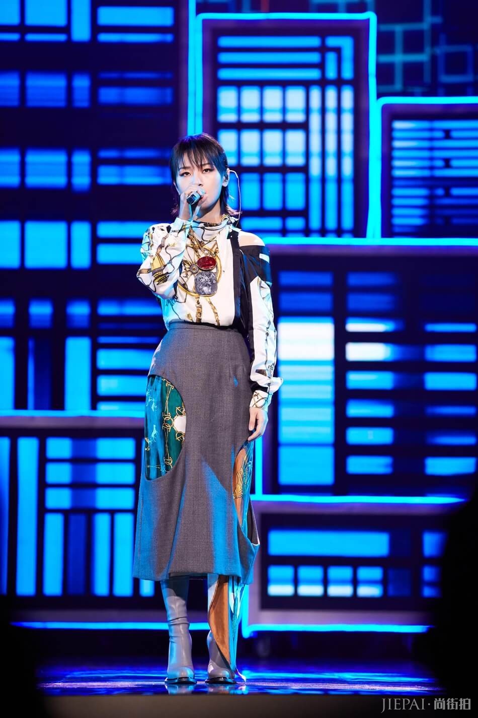 周笔畅出席活动 复古造型时髦感UP