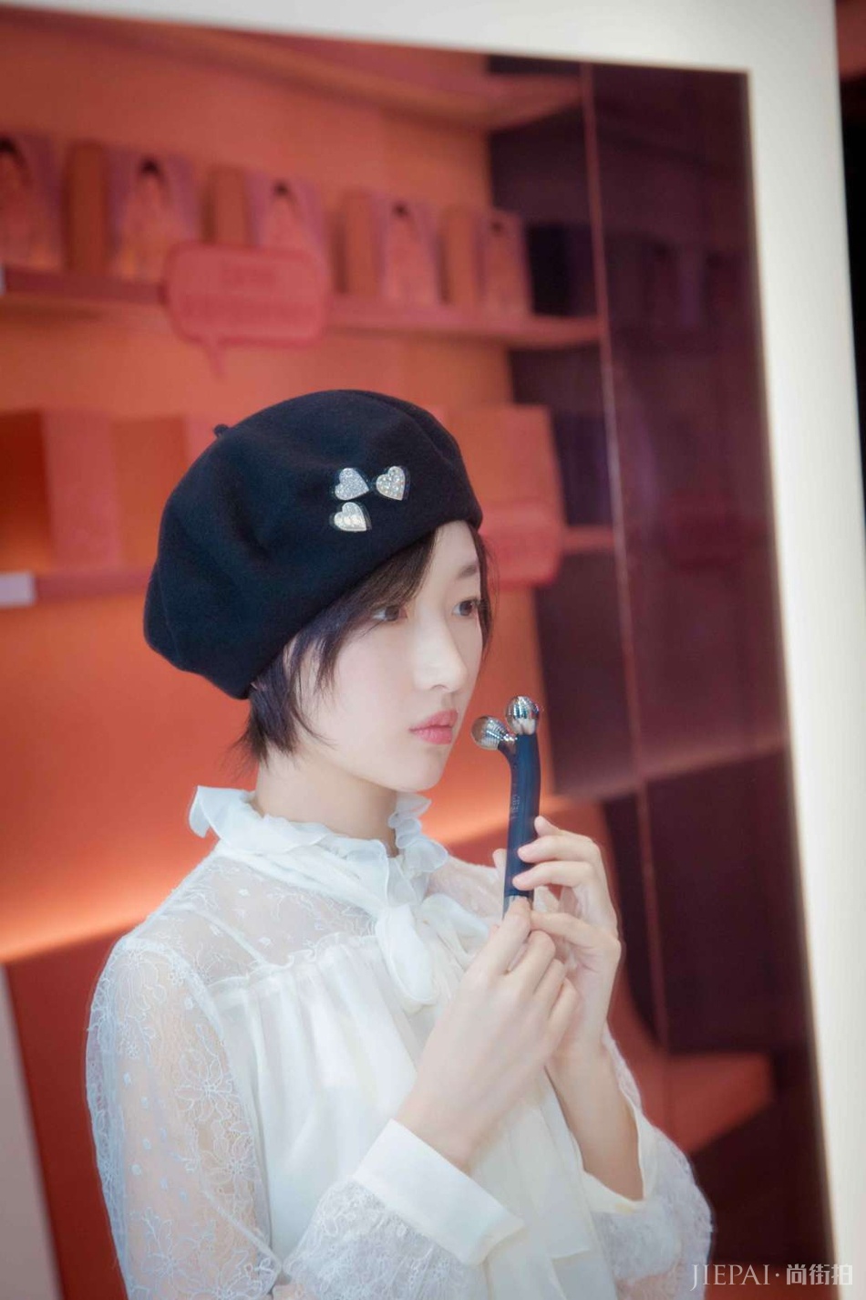 周冬雨出席品牌活动 白色衬衫仙气十足