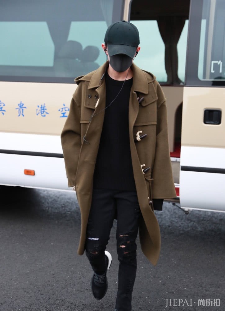 青春减龄的牛角扣大衣,李知恩这样穿清纯又甜美,美翻了