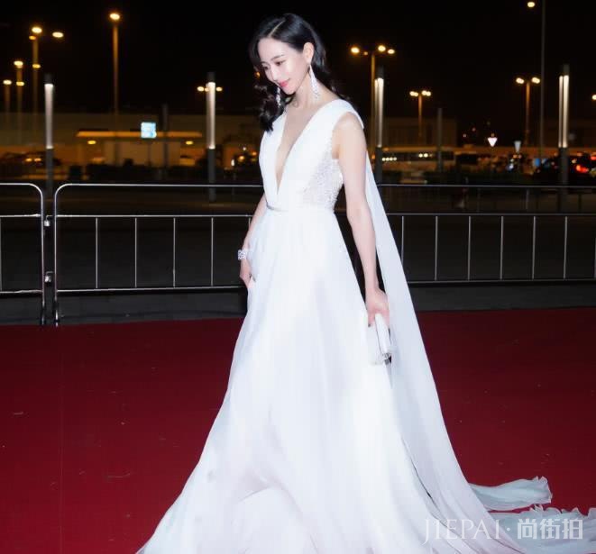 张钧甯高调了一回！穿一袭深V长裙美似“仙女”，女人味十足