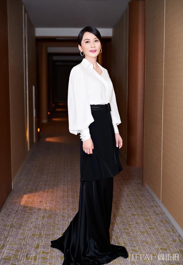 俞飞鸿穿黑色连衣裙减龄20岁,被她的好气质征服了