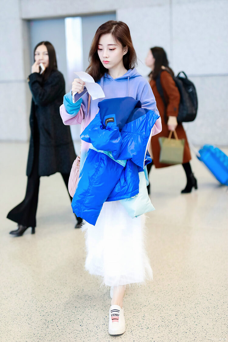 冯提莫尴尬了,5000块买的羽绒服,竟被200块的渐变色卫衣秒杀了