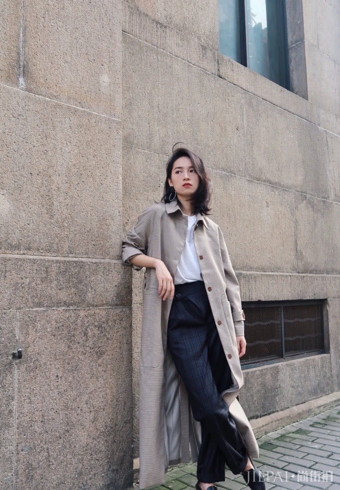 上班族女性日常穿搭,大衣搭配连衣裙知性又干练,让你专业度满分