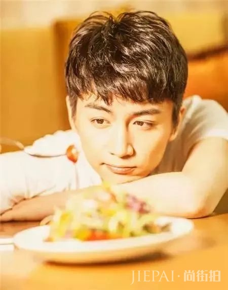 简单男生纹理烫 暖男帅气发型图