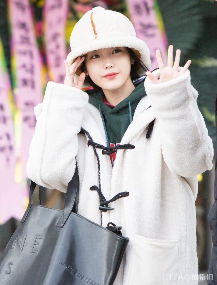 青春减龄的牛角扣大衣,李知恩这样穿清纯又甜美,美翻了