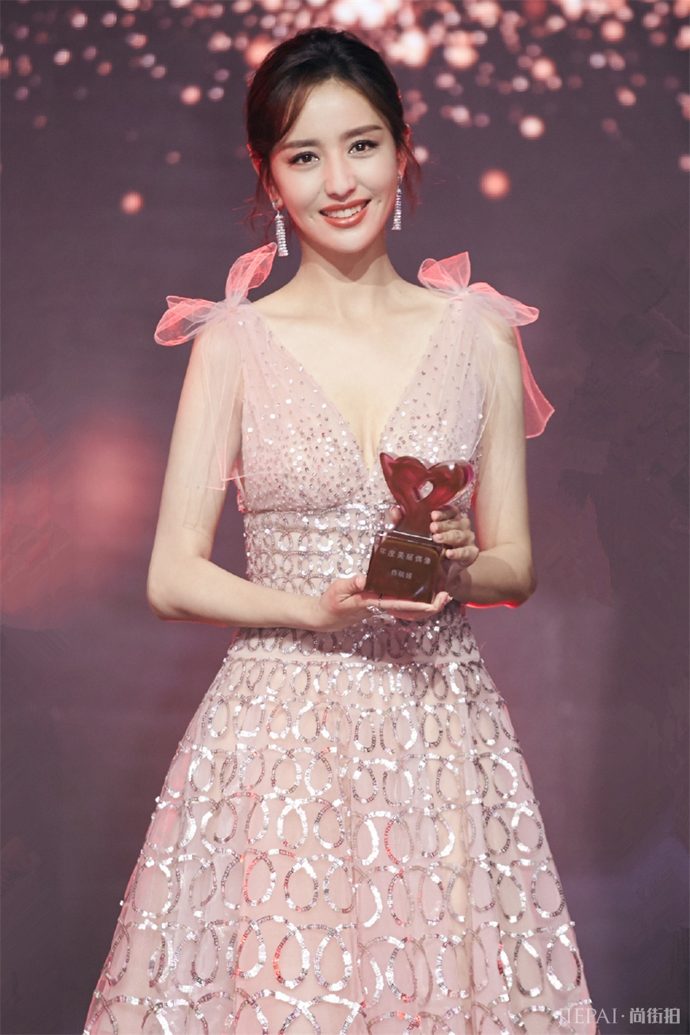 佟丽娅穿深V礼裙小秀事业线,身材竟如此惊艳