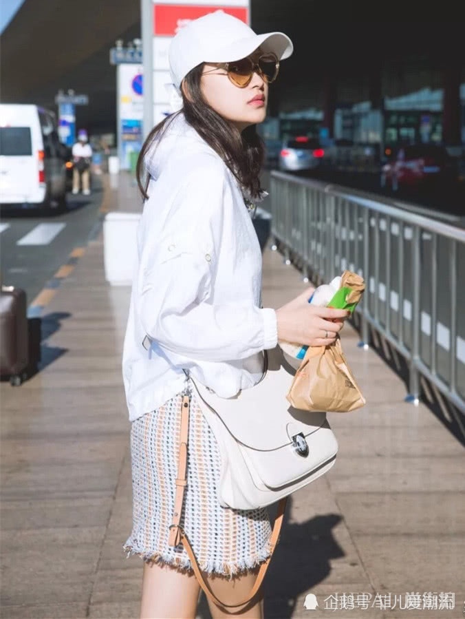 孙怡当妈后越来越时髦!袜子穿出鞋子外显得腿长又性感