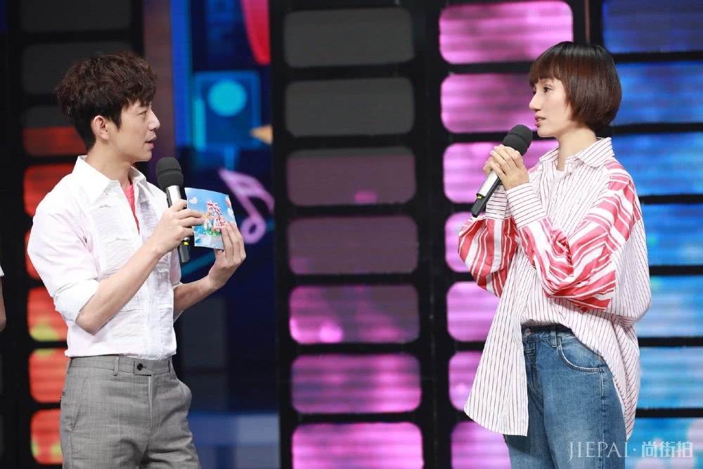 袁泉参加《快本》，粉色衬衣搭配牛仔裤清新知性，感觉只有30岁